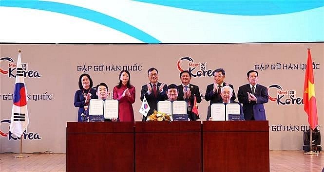 Representatives from Binh Duong and Korean partners sign a cooperation agreement at the “Meet Korea 2024” programme on May 17. (Photo: VNA)