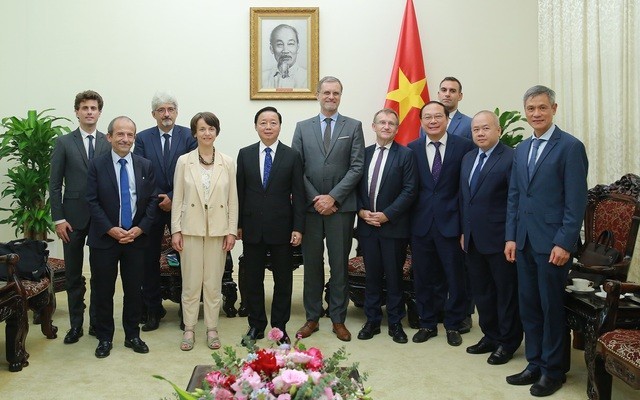 Deputy Prime Minister Tran Hong Ha, leaders of ministries, branches and AFD at the reception - Photo: VGP/Minh Khoi