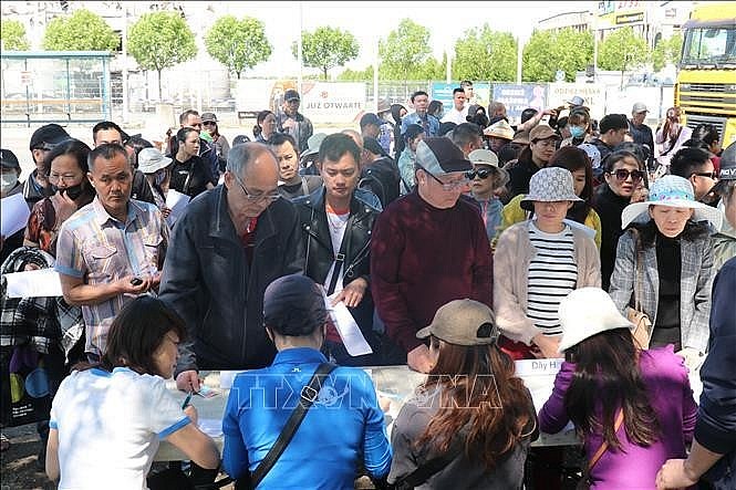 Support comes to Vietnamese business households impacted by Warsaw fire (Photo: VNA)