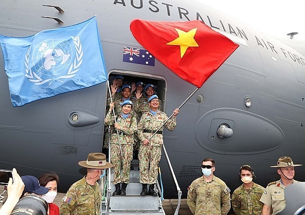 Vietnamese blue-beret soldiers pay tribute to President Ho Chi Minh on May 22. (Photo: VNA)
