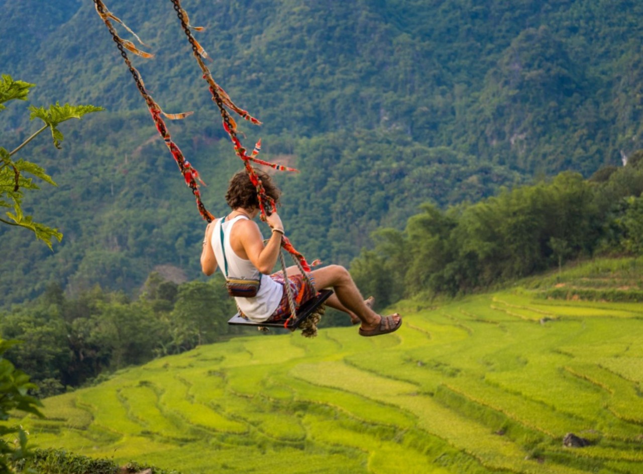 Admire The Mesmerizing Don Village In The Ripening Rice Season