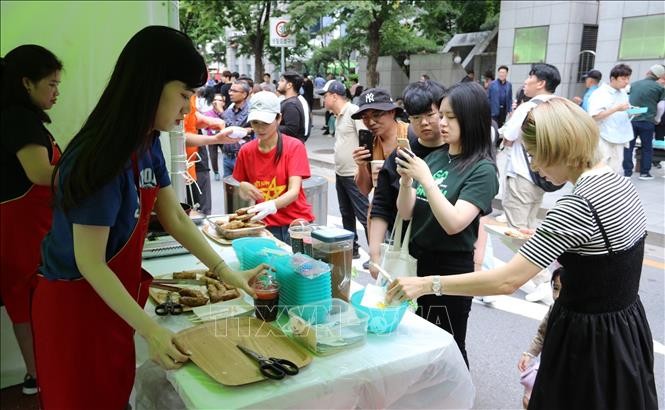 The Vietnamese food stall serves dishes that are familiar to South Koreans, such as Pho bo and nem ran.