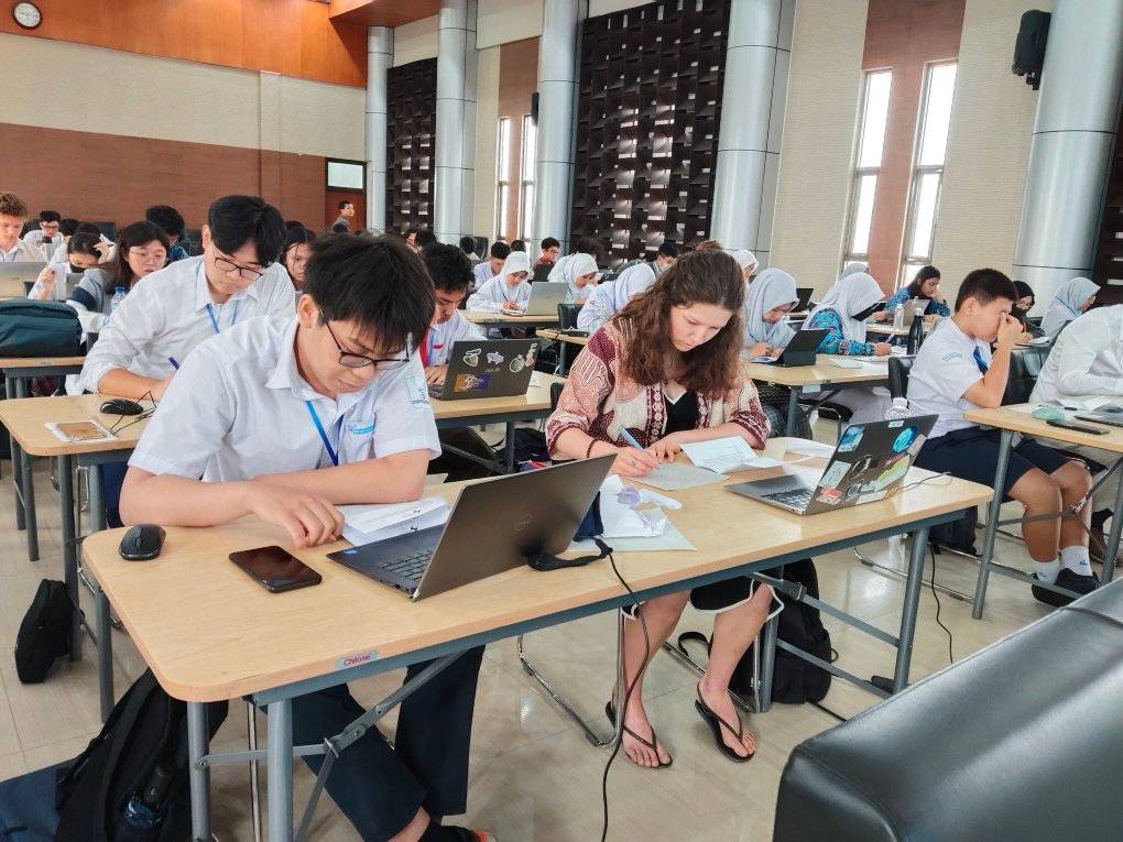 All 8 Vietnamese Students Win Medals at 2024 IAPhO
