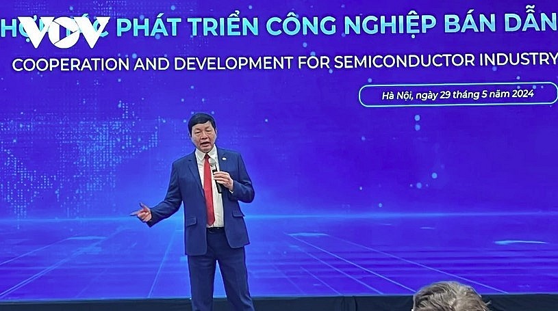 VINASA Founding Council Chairman Truong Gia Binh addresses the seminar.