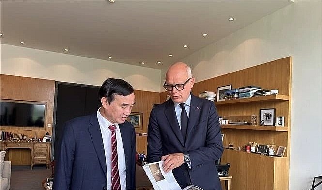 Chairman of the Da Nang People’s Committee Le Trung Chinh (L) and Mayor of Le Havre city Edouard Philippe.