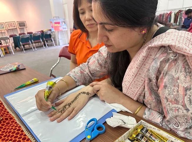 Indian Cultural Exchange Festival: Hanoians Perform Mass Yoga, Try-out Sari
