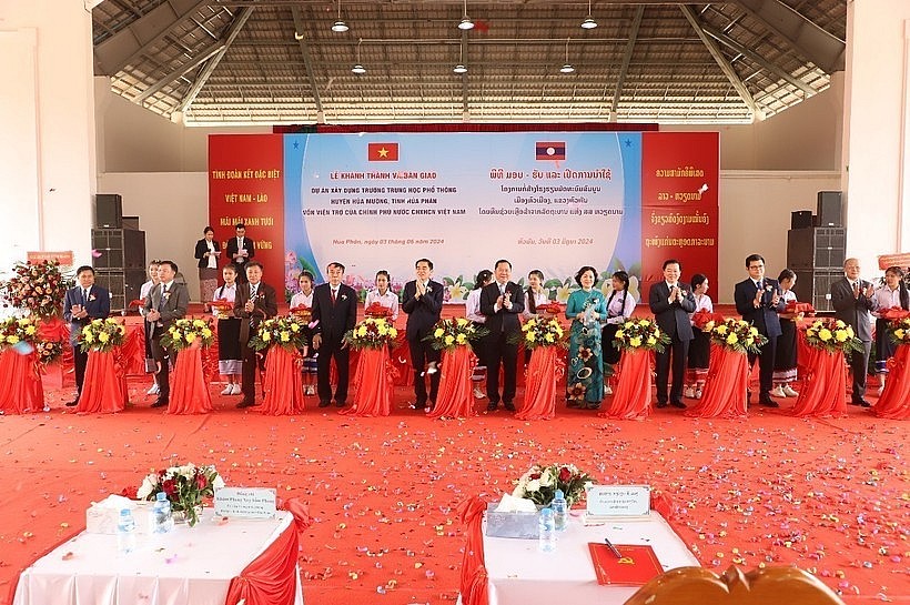 Delegates cut the ribbon to inaugurate and hand over the secondary school in Houameuang district in the northern Lao province of Houaphanh (Photo: VNA)