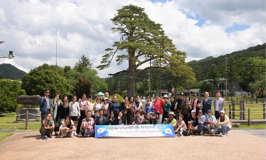 Vietnamese Brides Reunite with Their Parents in RoK