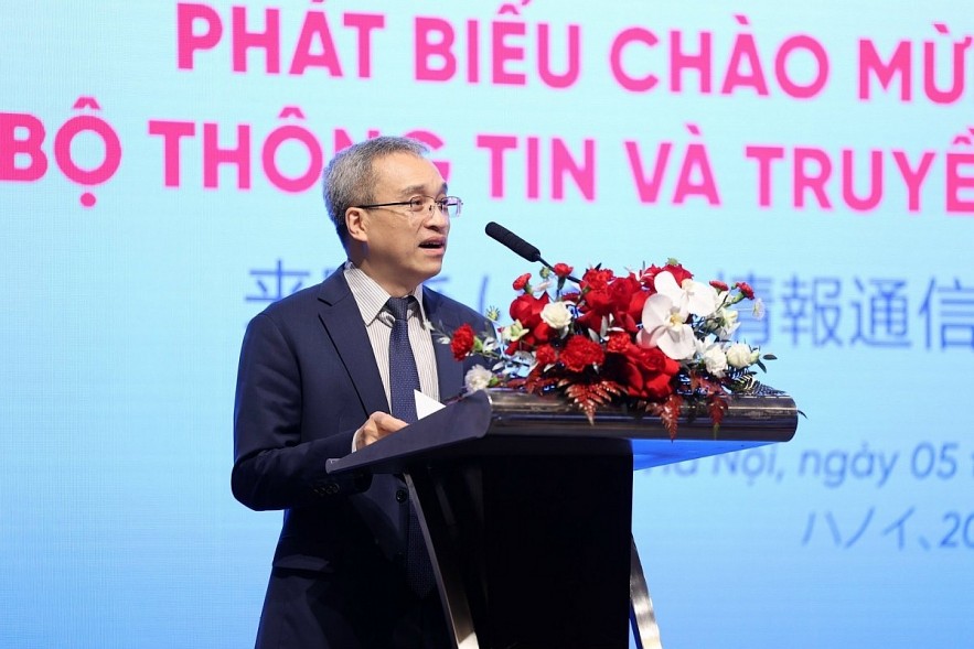 Deputy Minister of Information and Communications Phan Tam speaks at the workshop.