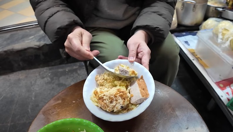 Korean Bloggers Amazed By Vietnamese Street Vendor’s Xoi Wrapping Skills