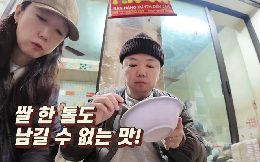 Korean Bloggers Amazed By Vietnamese Street Vendor’s Xoi Wrapping Skills
