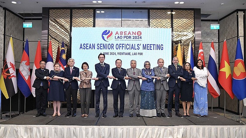 Deputy Foreign Minister Do Hung Viet (5th from left) in a group photo at the ASEAN Senior Officials' Meeting, (Photo: VNA)