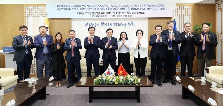The delegation at the headquarters of the Gyeongido Provincial Council.