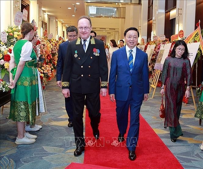 Deputy Prime Minister Tran Hong Ha (right) and Russian Ambassador to Vietnam Gennady Stepanovich Bezdetko (Photo: VNA)