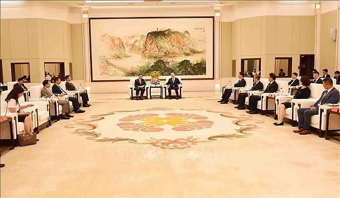 At the working session between Politburo member, Secretary of the Party Central Committee and head of the committee’s Commission for Information and Education Nguyen Trong Nghia and Politburo member and Secretary of the Party Committee of China’s Guangdong province Huang Kunming (Photo: VNA)