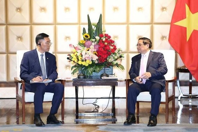 Vietnamese Prime Minister Pham Minh Chinh (right) and Chairman of the Dalian Locomotive and Rolling Stock Co. Ltd. (CRRC) Sun Rongkun at their meeting in Dalian city in China’s Liaoning province on June 24. (Photo: VNA