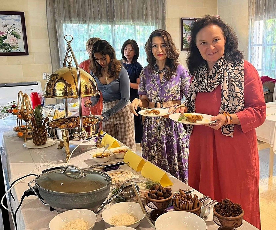 Int'l Friends, Ambassadors’ Spouses in Egypt Introduced to Vietnamese Traditional Dishes