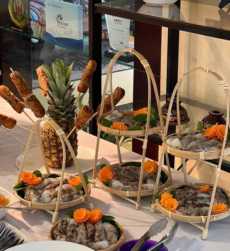 Int'l Friends, Ambassadors’ Spouses in Egypt Introduced to Vietnamese Traditional Dishes