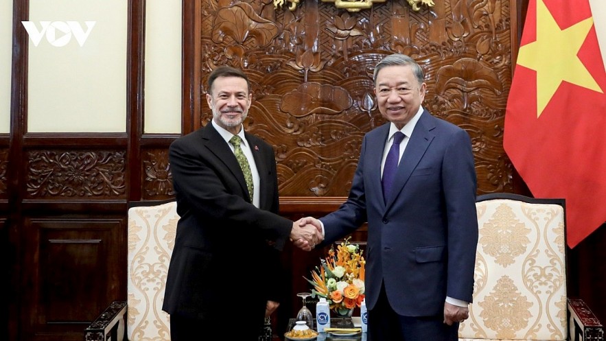 President To Lam (R) shaing hands with Australian Ambassador to Vietnam Andrew Goledzinowski ahead of their meeting in Hanoi on June 27.