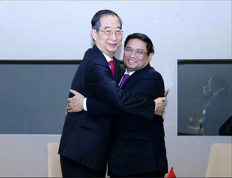 Vietnamese Prime Minister Pham Minh Chinh (R) meets RoK Prime Minister Han Duck-soo on the sidelines of the 2024 World Economic Forum annual meeting in Davos, Switzerland in January.
