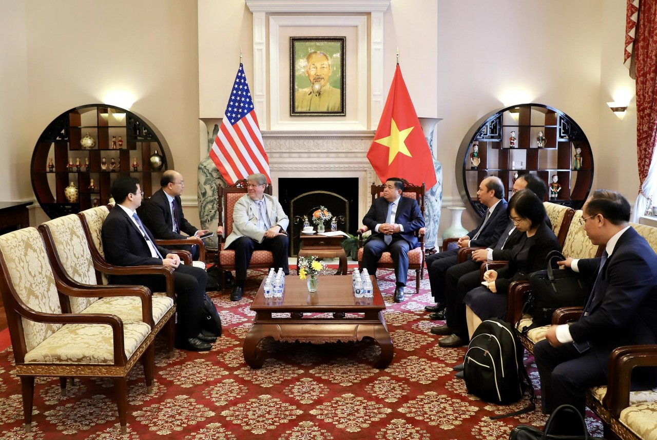 The Minister of Planning and Investment wants Dr. Richard Lawton Thurston to share his expertise and recommended procedures in semiconductor industry development, as well as give recommendations that will assist the industry's growth, particularly in terms of human resources. (Photo via Ministry of Planning and Investment)