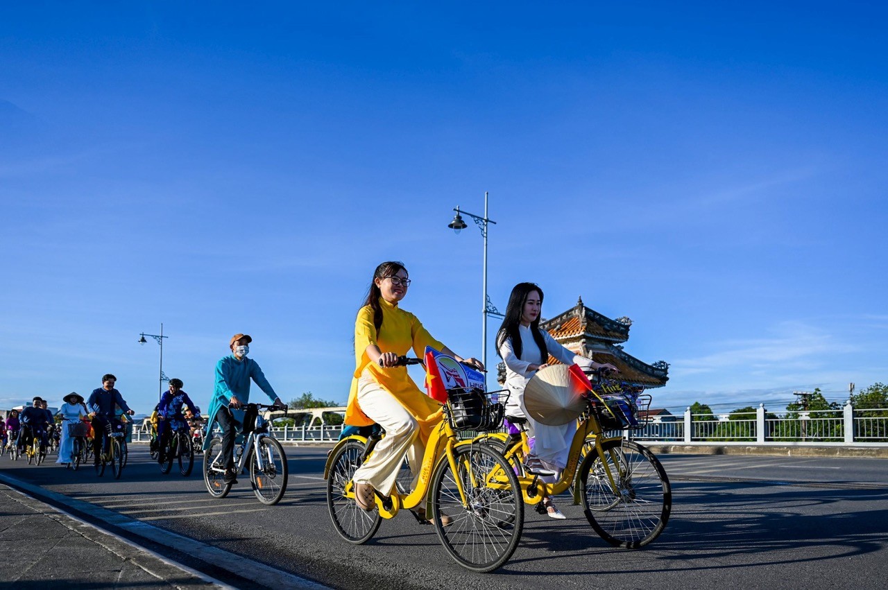 Ao Dai Cycling Event In Hue Attracts Hundreds of Participants
