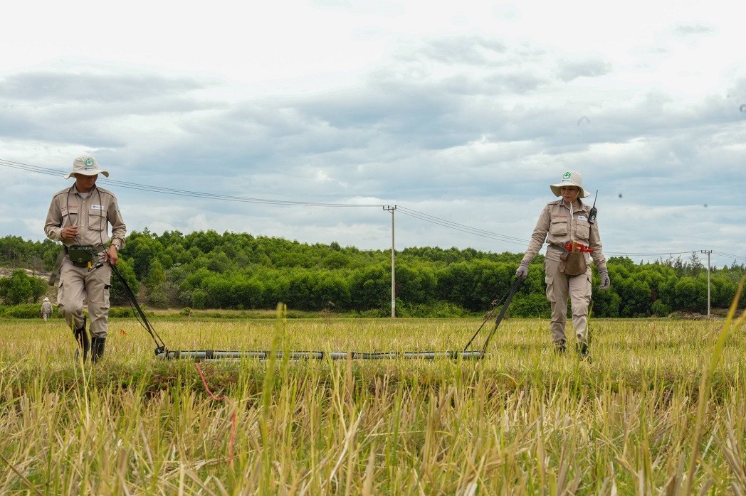 NPA/RENEW Work to Safely Release Vĩnh Linh's Land Back to Productive Use