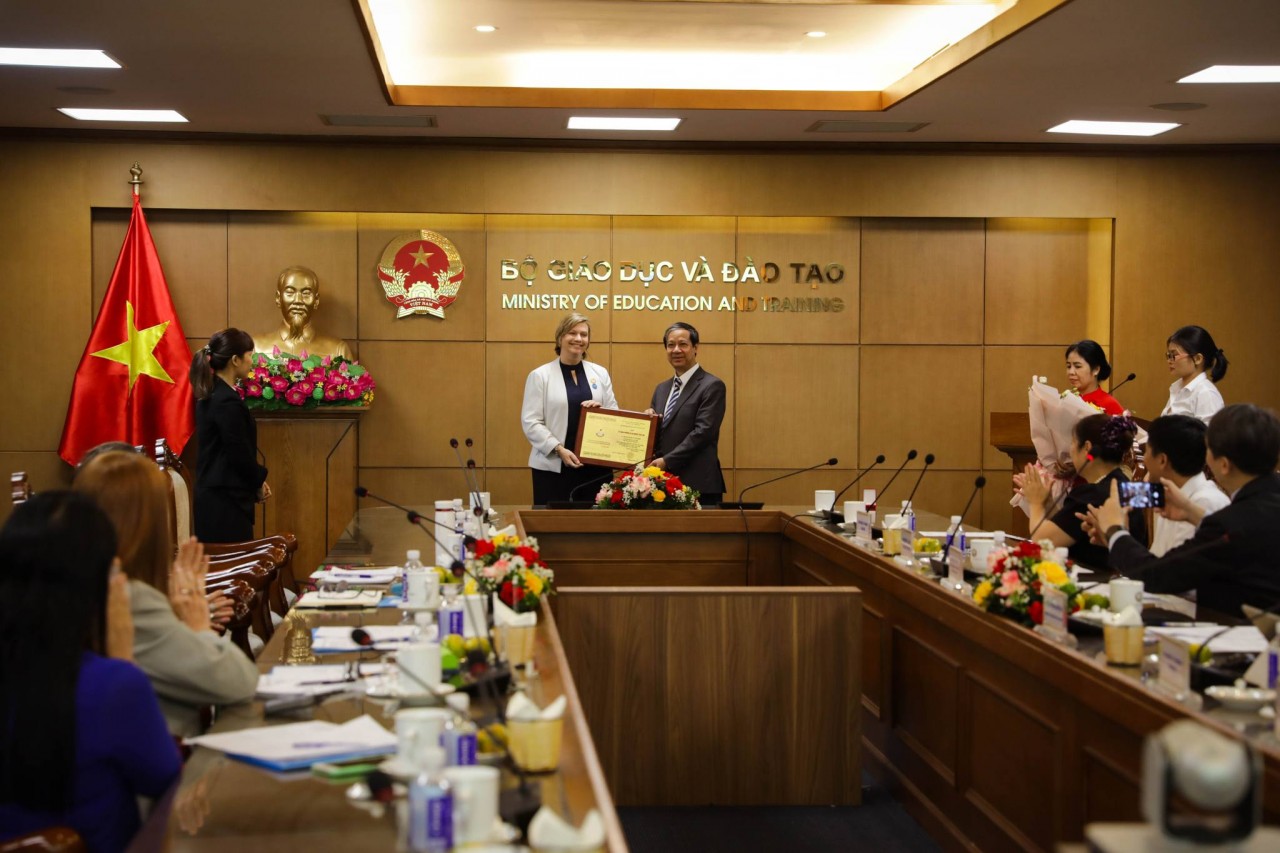 education ministry honors unicef vietnam representative