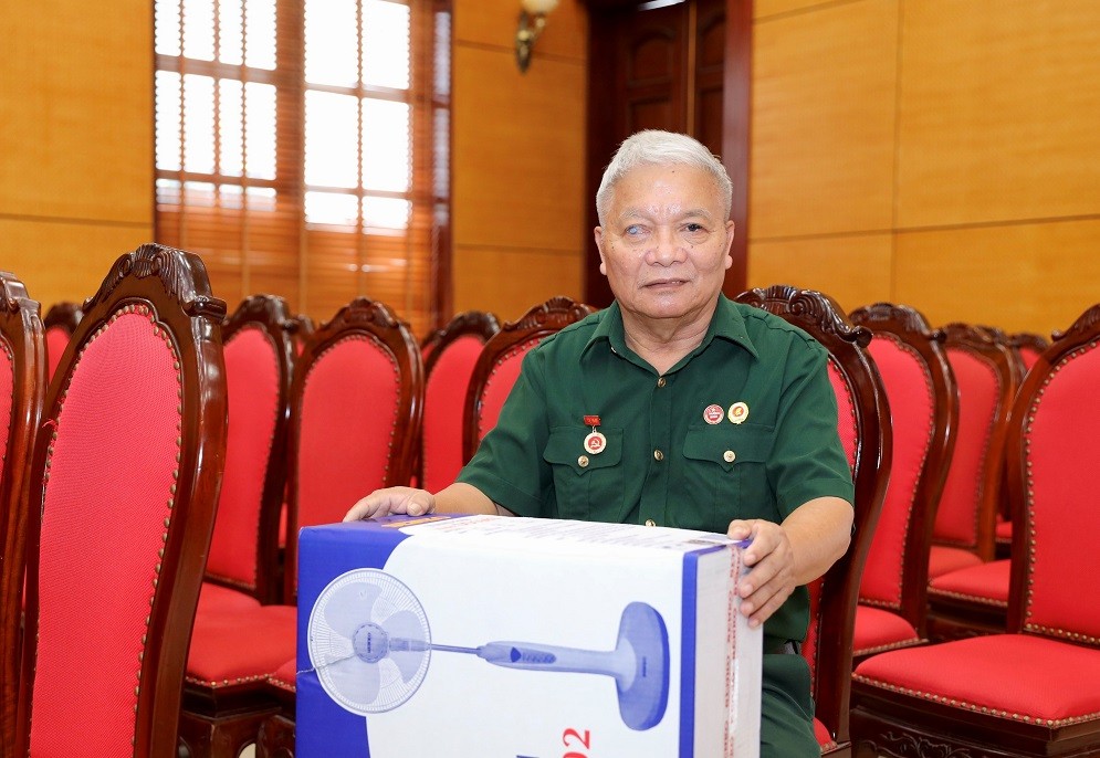 HAUFO Presents Gifts to Revolution Contributors in Hanoi