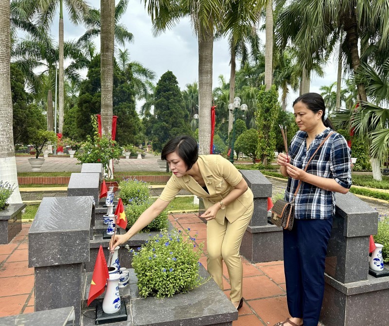 HAUFO Presents Gifts to Revolution Contributors in Hanoi