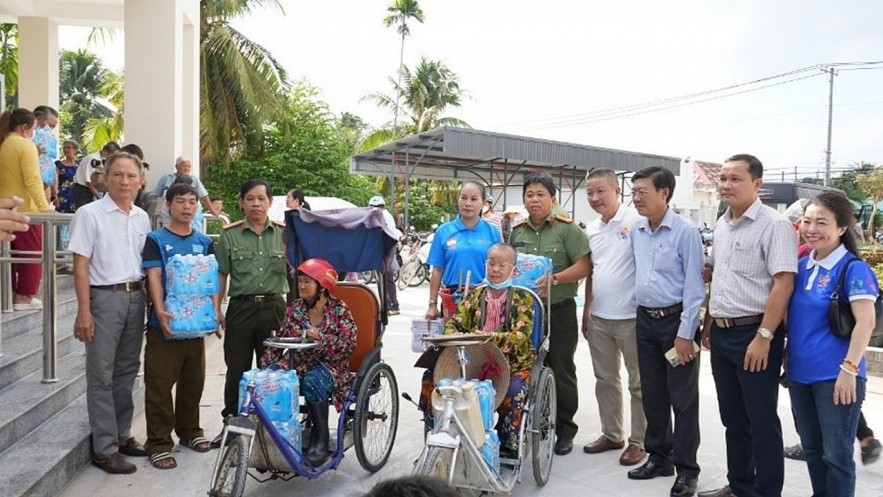 “Droplets of gratitude” continue to “flow” to West Mekong Delta communities to support people in drought-stricken areas “Droplets of gratitude” continue to “flow” to West Mekong Delta communities to support people in drought-stricken areas