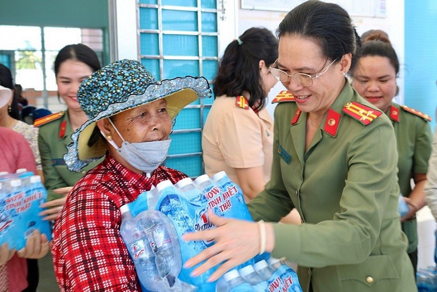“Droplets of gratitude” continue to “flow” to West Mekong Delta communities to support people in drought-stricken areas “Droplets of gratitude” continue to “flow” to West Mekong Delta communities to support people in drought-stricken areas
