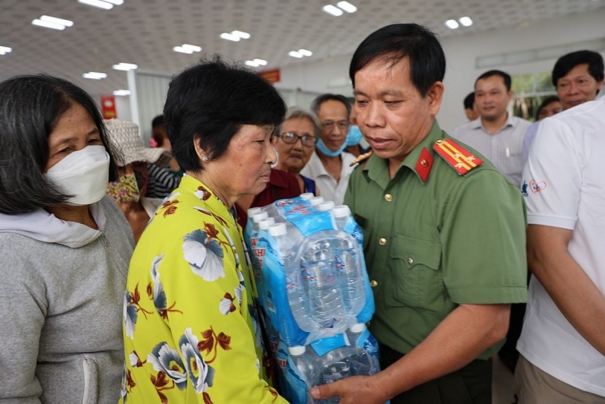 “Droplets of gratitude” continue to “flow” to West Mekong Delta communities to support people in drought-stricken areas “Droplets of gratitude” continue to “flow” to West Mekong Delta communities to support people in drought-stricken areas