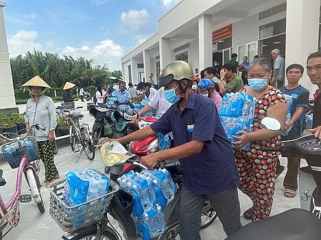 “Droplets of gratitude” continue to “flow” to West Mekong Delta communities to support people in drought-stricken areas “Droplets of gratitude” continue to “flow” to West Mekong Delta communities to support people in drought-stricken areas