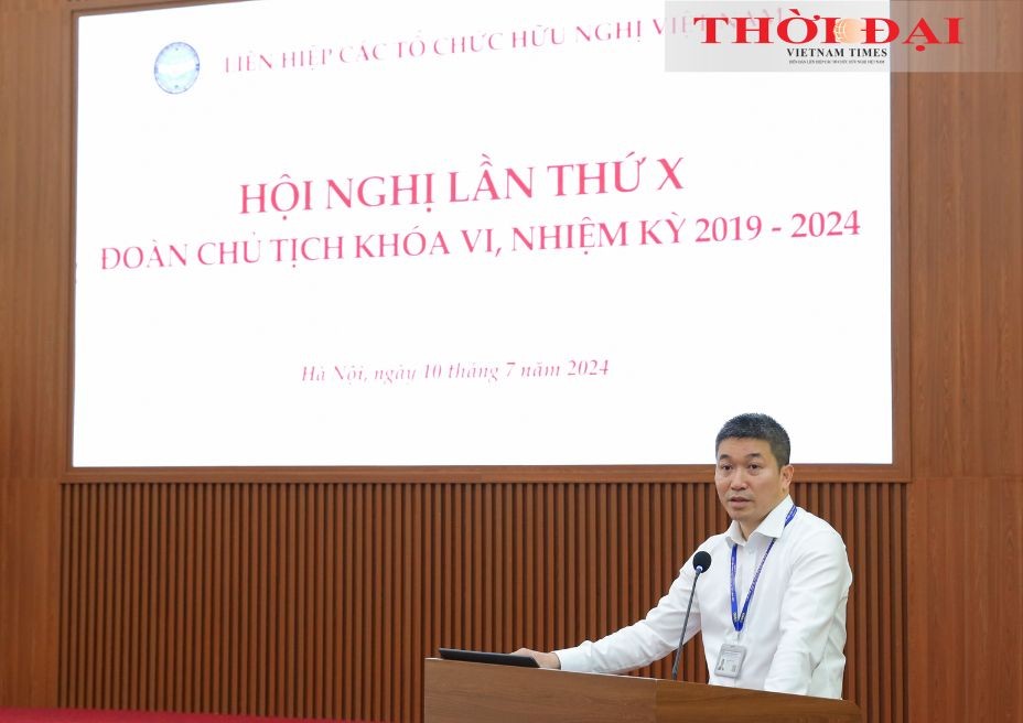 President of the Viet Nam Union of Friendship Organizations Phan Anh Son delivers a speech at the conference. (Photo: Dinh Hoa)