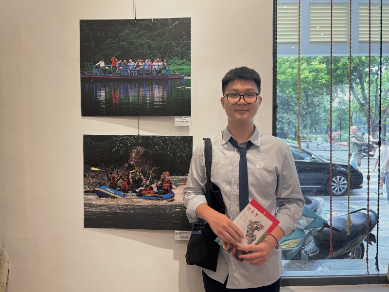 Nguyen Duc Huy next to the photo Admiring the Majestic Beauty of Peru through Visual Journey