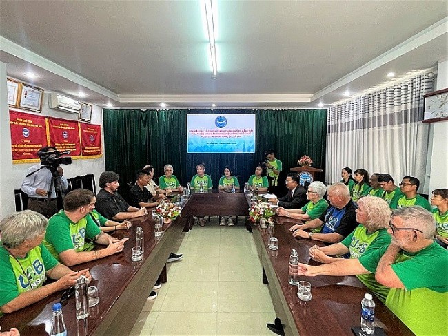 Activity International Works with Elders & Orphans in Da Nang