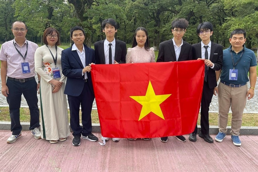 From right to left: Assoc. Prof. Dr. Nguyen Cao Khang (team leader); Vu Anh Duy (Thai Binh High School for the Gifted, Thai Binh province); Nguyen Cong Vinh (Bac Ninh High School for the Gifted, Bac Ninh province); Nguyen Ngoc Phuong Anh (Hanoi - Amsterdam High School for the Gifted, Hanoi); Phan Quang Triet (Phan Boi Chau High School for the Gifted, Nghe An province); Ho Dinh Hoang Hai (Le Quy Don High School for the Gifted, Ninh Thuan province); and two accompanying teachers.