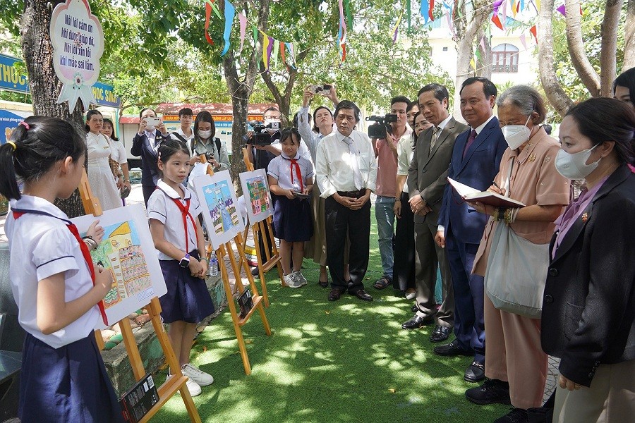 thai princess helps improve schoolchildrens lives in remote areas of vietnam