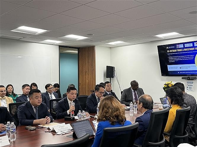 The delegation of the Commission for the Management of State Capital at Enterprises (CMSC) meet with US businesses. (Photo: VNA) The delegation of the Commission for the Management of State Capital at Enterprises (CMSC) meet with US businesses. (Photo: VNA)