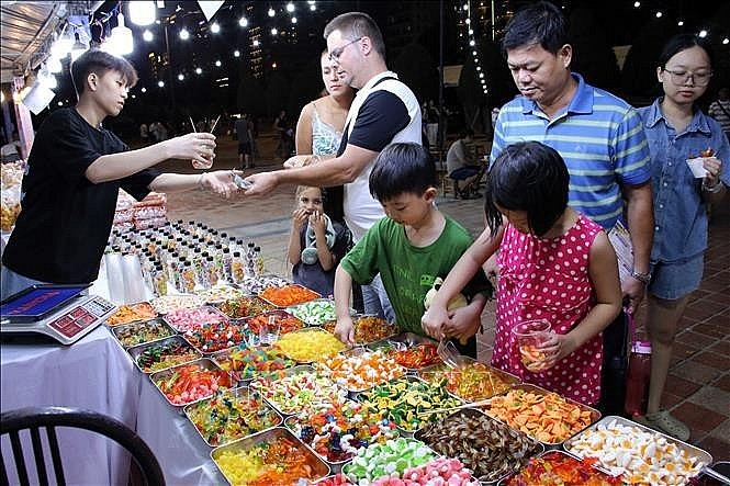 Local residents and tourist try Vietnamese and Korean foods. (Photo: VNA) Local residents and tourist try Vietnamese and Korean foods. (Photo: VNA)