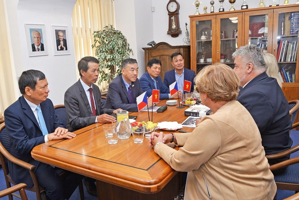 activies proposed to mark president ho chi minhs visit to chrastava of czech
