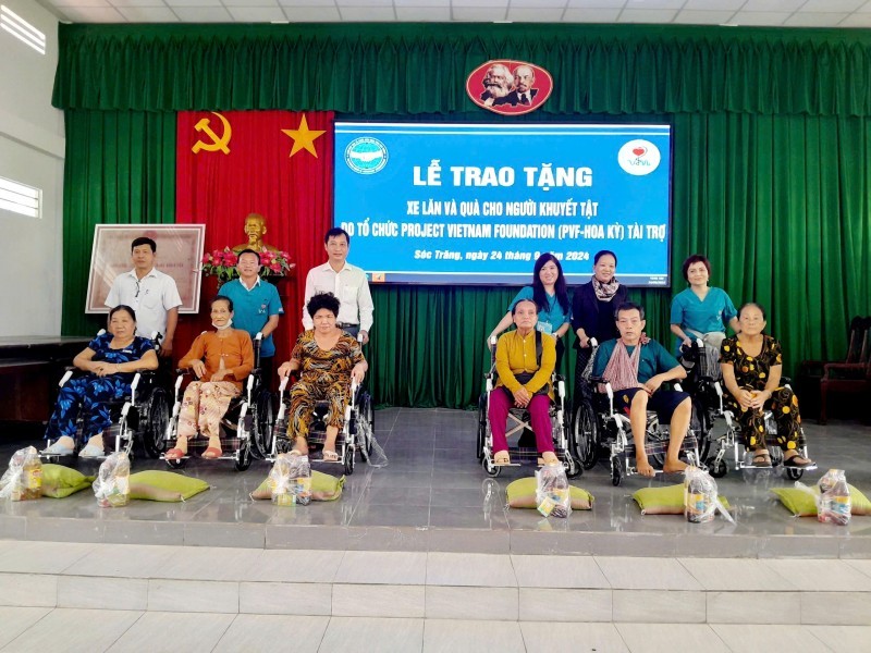 soc trang residents with disabilities receive essential gifts
