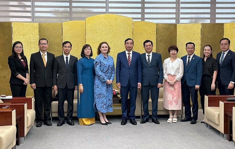 Chairman of Da Nang People’s Committee Le Trung Chinh (sixth, right) and New Zealand Ambassador Caroline Beresford (fifth, left) at the reception on October 1 (Photo: VNA)