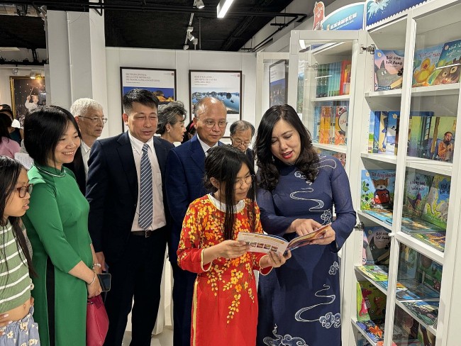 Vietnamese Bookshelves for Overseas Vietnamese Community