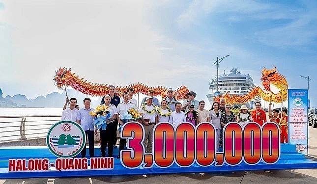Quang Ninh welcomes three millionth foreign tourist at cruise port. (Photo: tienphong.vn)