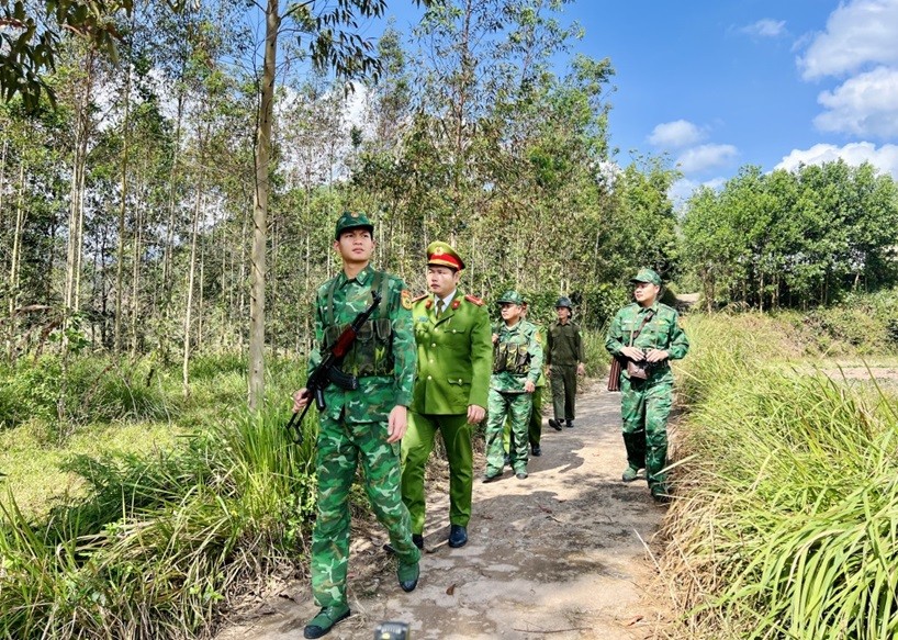Police Force Encourages People in Bordering Communes to become "Living Milestone"