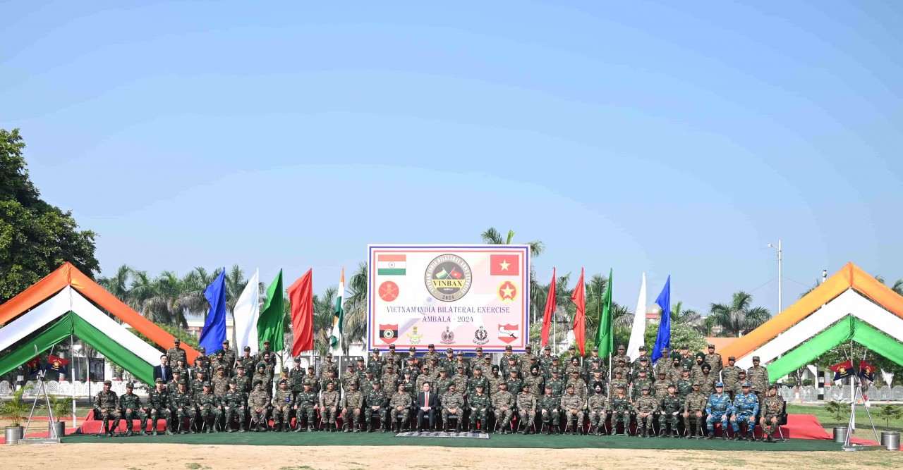 Vietnamese Ambassador to India Nguyen Thanh Hai, Kharga Corps Commander-Lieutenant General Rajesh Pushkar, and officers and soldiers from the two countries. 