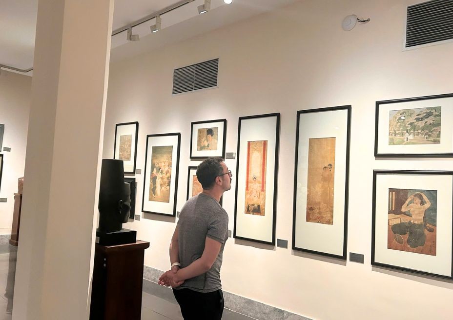 “There is an emotional depth in Vietnamese art that I haven’t felt anywhere else,” remarks Sarah Thompson, a New York-based art historian visiting Vietnam for the first time. Sarah, like many other foreign visitors, was struck by the way the museum weaves together traditional themes with modern artistic expressions. Her admiration for Vietnamese lacquer paintings, intricately designed ceramics, and iconic sculptures reflects the allure of a culture known for its resilience and beauty.