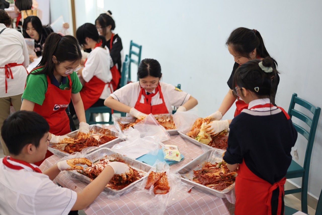 During the class, students learned how to make Kimchi and Kimbap—two iconic Korean dishes known for their fresh ingredients and simple yet creative preparation methods. Beyond learning the recipes, students gained insight into the rich cultural values embedded in Korean cuisine, such as the care and precision that goes into each dish.  This hands-on experience not only taught them valuable cooking skills but also brought them closer to understanding the meticulous artistry and heritage of Korean food.